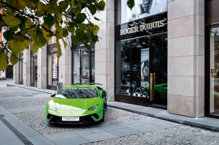 Теперь во время мероприятий суперкар Lamborghini Huracan будет каждый раз стоять у дверей бутика Roger Dubuis на Петровке, 5
 - фото