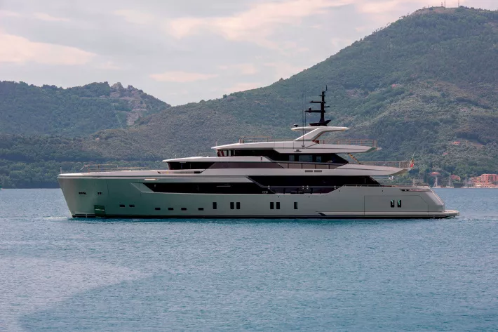 Корпус типа Fast Displacement из легкого алюминиевого сплава позволяет Sanlorenzo 44 Alloy развивать скорость до 28 узлов — великолепный результат для яхты таких размеров - фото