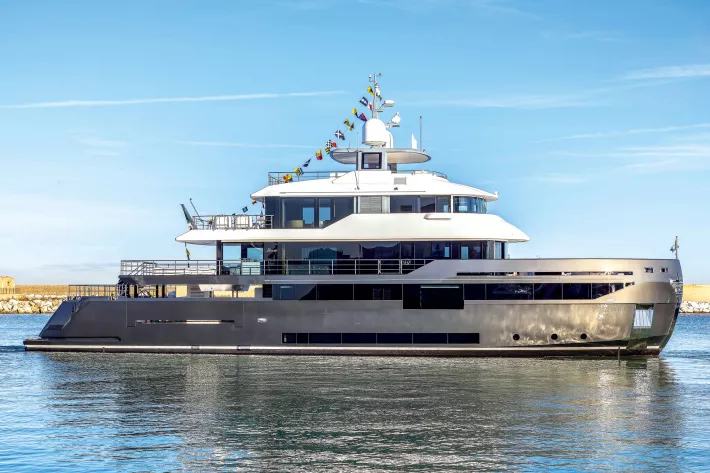 Моторная яхта B. Yond 37М строится на верфи Benetti под надзором компании Jonacor Yachts. Спуск судна на воду запланирован на сентябрь 2025 года - фото