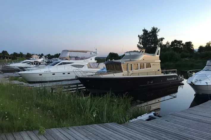 Благодаря нетипичной цветовой гамме лодка смотрится гармонично в любой марине, привлекая взгляды окружающих - фото