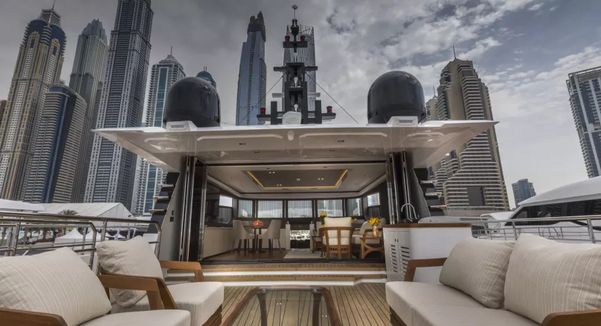 Majesty 100 — первая модель Gulf Craft с частично закрытым флайбриджем - фото