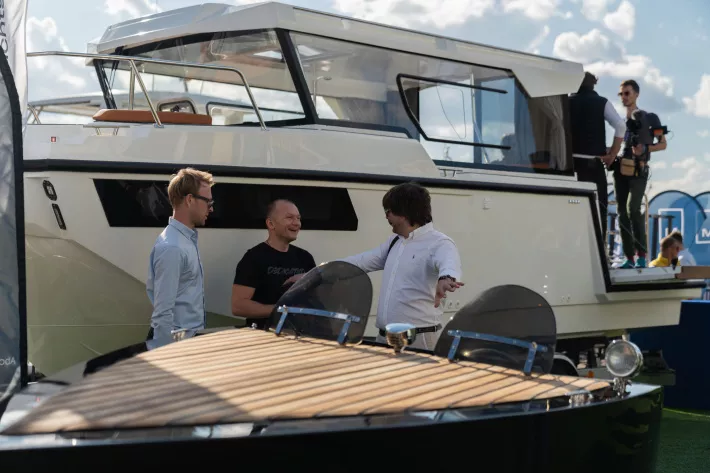 Катер Searene 745 Crew Cabin в экспозиции Moscow Yacht Show 2022 - фото