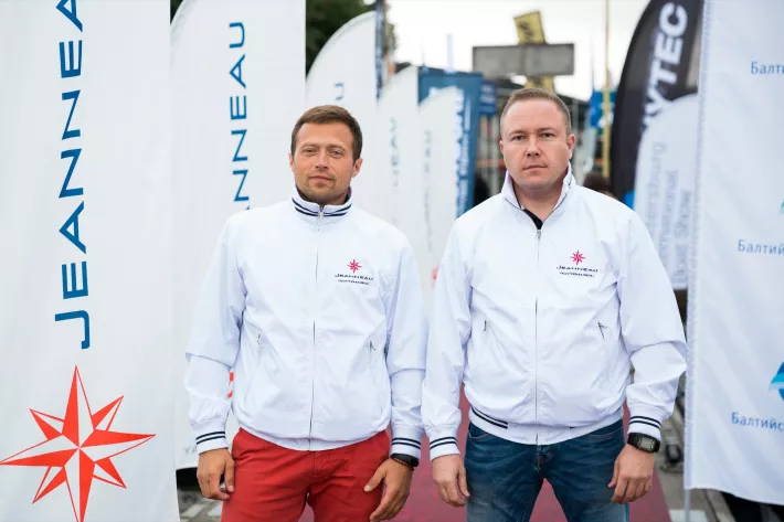 Владимир Шелехин  и Алексей Климов  (Prestige Yachts) представляют на выставке катера Jeanneau Merry Fisher - фото