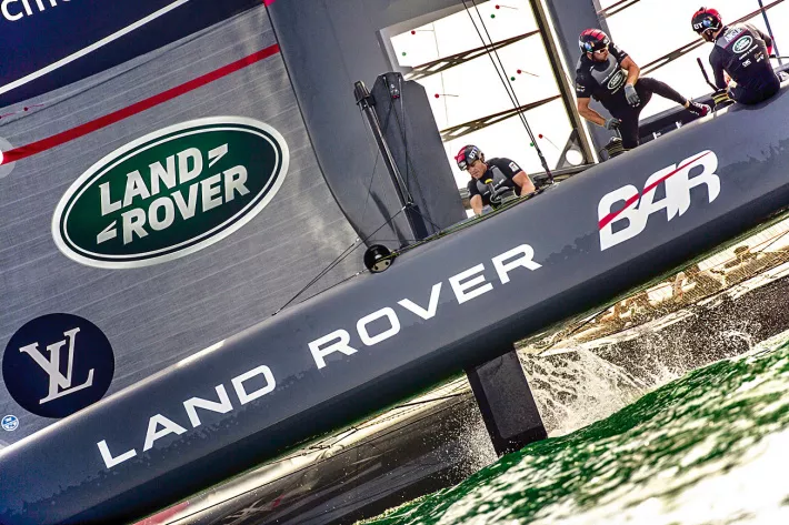 У Land Rover огромный опыт и большие возможности для испытаний прототипов  - фото