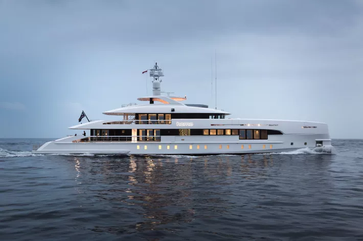 Моторная яхта Home
(Heesen, YN 17850)

Длина 49,80 м
Ширина 9,10 м
Валовая вместимость 499 рег. т
Конструкционный материал — алюминиевый сплав
Главные двигатели — MTU 12V 
2000 M61  (2 × 805 л.с.)
Скорость 16,3 узла
Дальность плавания 3750 миль
(12 узлов)
Первая яхта верфи Heesen с гибридной силовой установкой
 - фото