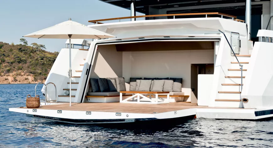 Numarine 32XP: откидывающийся транец формирует большой по площади «пляжный клуб» - фото