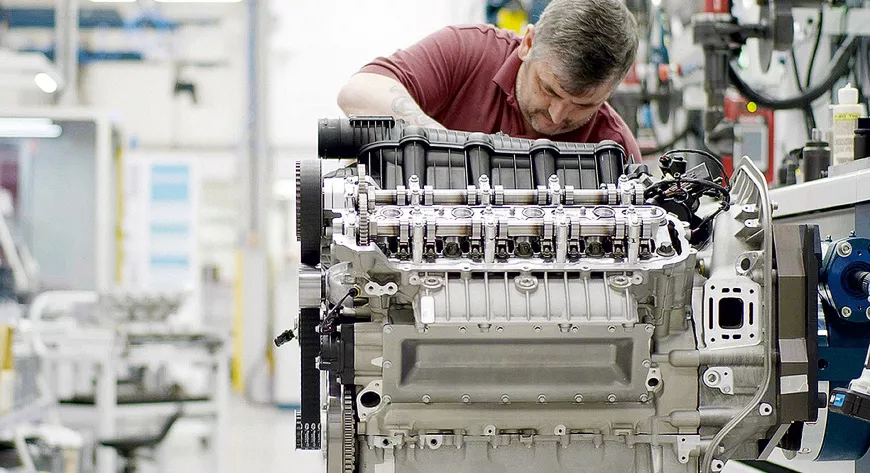 Сборка моторов и контроль их качества выполняются на заводе Cox Powertrain в городке Шорхэм на побережье Ла-Манша - фото