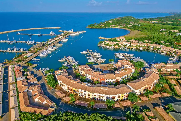 Марина Каса-де-Кампо
(Casa de Campo) по уровню
сервиса не уступает
средиземноморским яхтенным
гаваням и может принимать
суперяхты длиной до 100 м. - фото