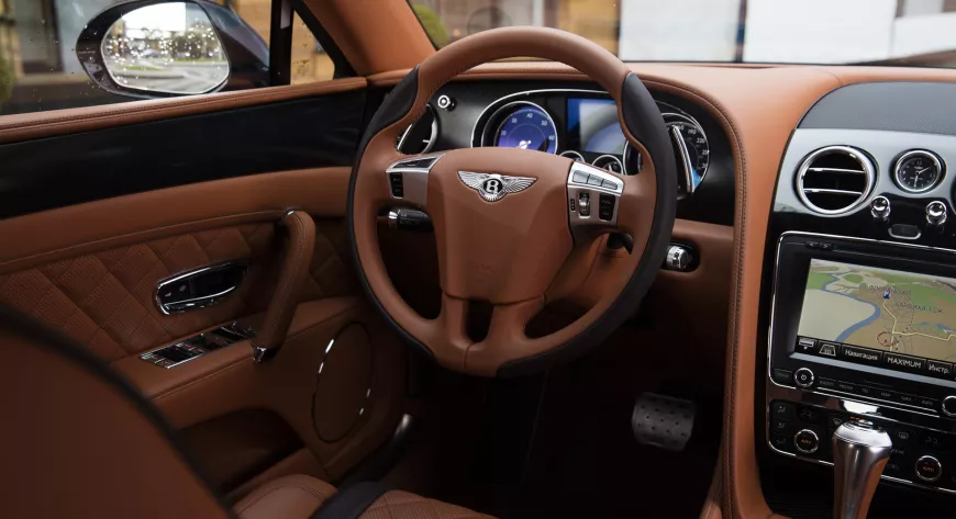 Под спортивным 
трехспицевым 
«штурвалом» 
у Flying Spur W12 S 
появились новые 
подрулевые 
переключатели - фото