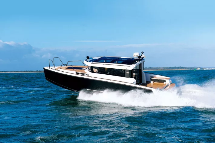 Серийная модель XO 360 (Финляндия) с дизельным двигателем Volvo Penta D6-370 и колонкой DPH - фото