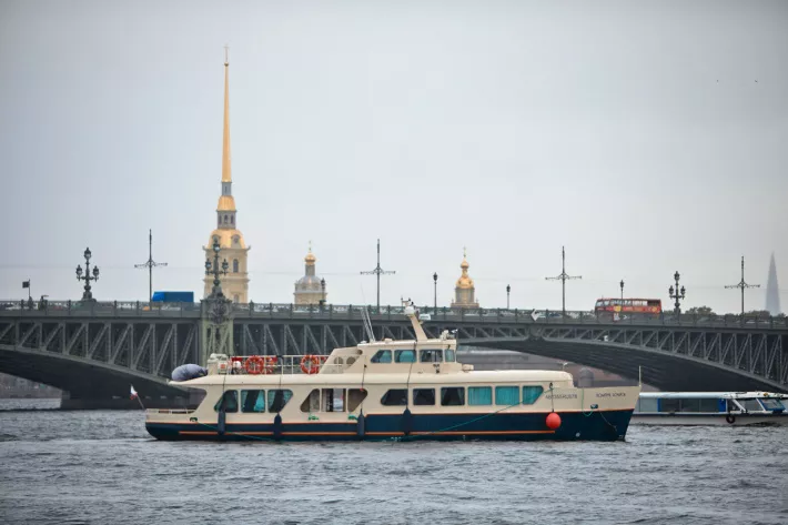 Глубокий рефит с укорочением корпуса не повлиял на пропорции и оригинальный облик катера - фото