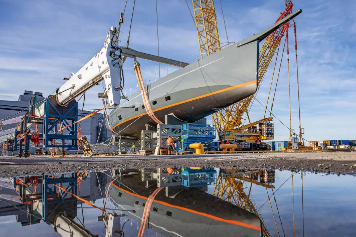 На воду яхта сошла 
5 мая 2021 года. На ее постройку ушло 30 месяцев - фото