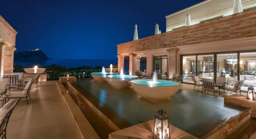 Патио Grecotel Cape
Sounio с ночной
подсветкой
фонтанов - фото