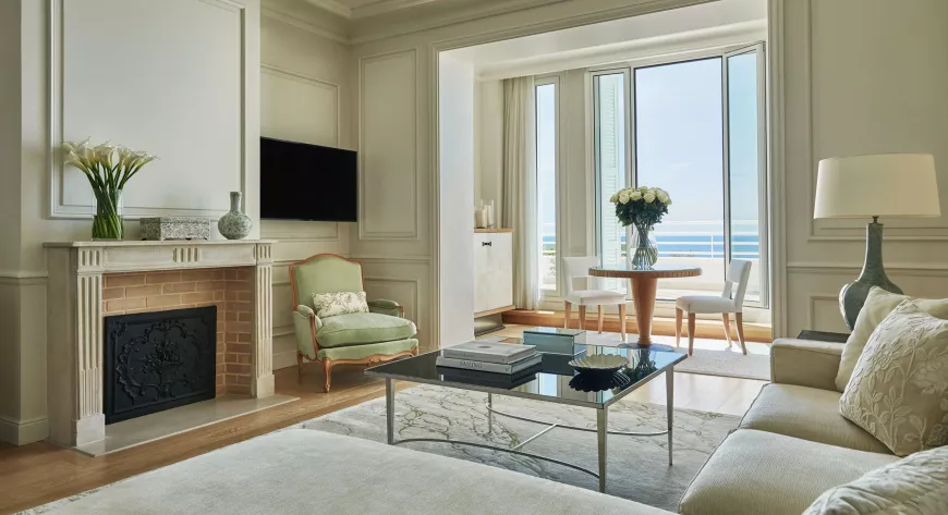 Номер Palace Sea 
View Suite (100 м2) 
с волшебным видом 
на море. Включает 
спальню, гостиную, 
просторную 
гардеробную 
и мраморную 
туалетную комнату 
с ванной 
и отдельным душем - фото