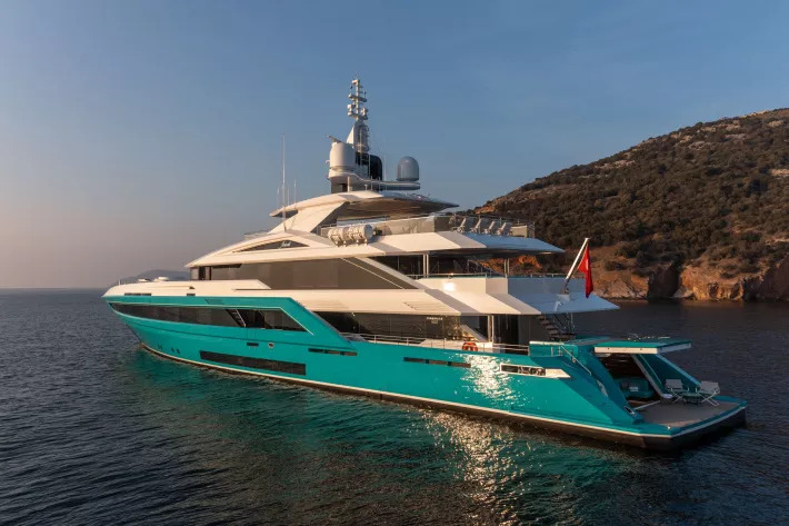 Jewels строилась на Turquoise Yachts  по проекту американского дизайн-бюро De Basto (экстерьер) и британского H2 Yacht Design (интерьер) - фото