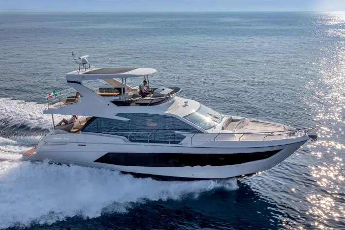 Моторная яхта Absolute 62 Fly в море на ходу. Наглядный пример того, что скорость комфорту не помеха - фото