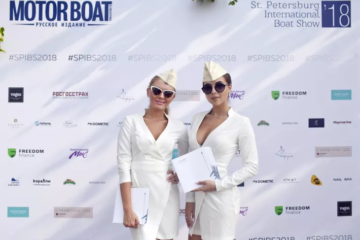 Украшение выставки — стюардессы из компании ATM Jet, организующей
частные авиаперелеты  - фото