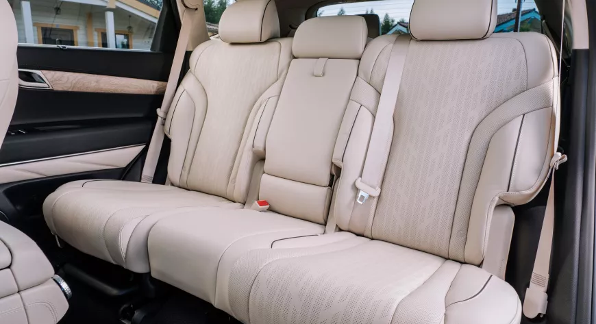 Салон GV80 в комплектации PREMIUM отделан натуральной кожей с уникальной прострочкой и контрастным кантом - фото
