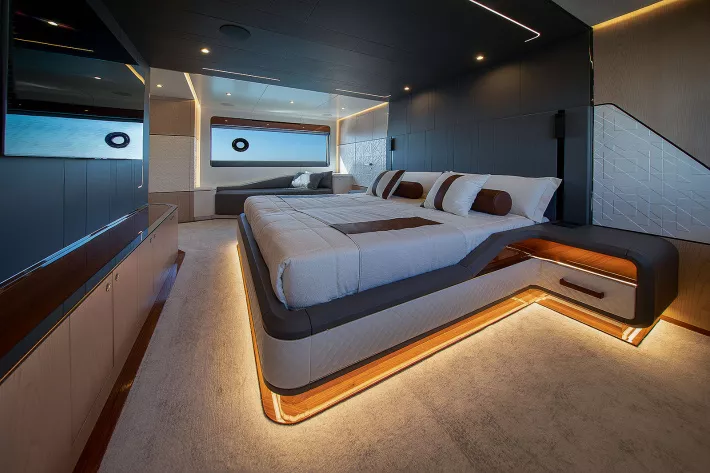 Посетители Cannes Yachting Festival единодушно отмечали актуальную стилистику интерьера и организацию внутреннего пространства этой яхты  - фото