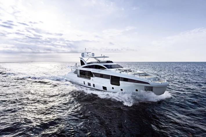 Azimut Grande 32 Metri: внешнюю брутальность дополняет необычный интерьер от дизайнера Акилле Сальвани
 - фото