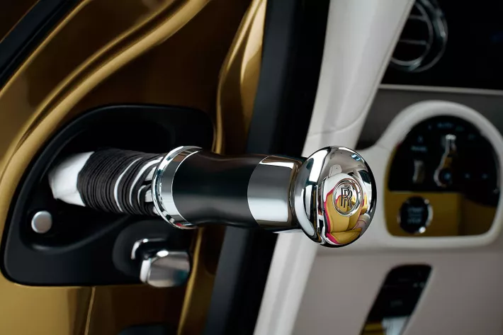 Одна из занятных «фишек» Rolls-Royce — зонтик, который прячется в двери автомобиля. На снимке видна его ручка - фото