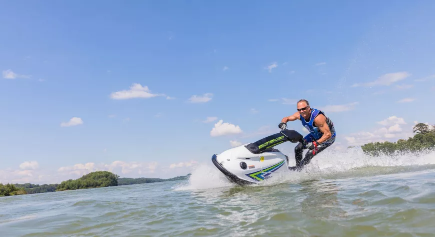 Yamaha SuperJet 
сразу формирует у райдера 
естественную и правильную 
стойку, что важно 
для прогресса в катании - фото