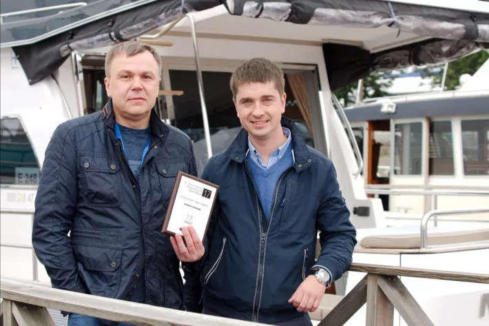 Юрий Копылов (Range Marine) с  дипломом участника выставки и директор SPIBS Дмитрий Макаров (справа)  - фото