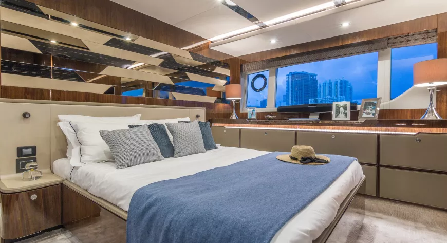 Дизайн интерьеров
яхты удостоен
высокой оценки —
премии World Yacht
Trophy (Best Interior
Design) - фото