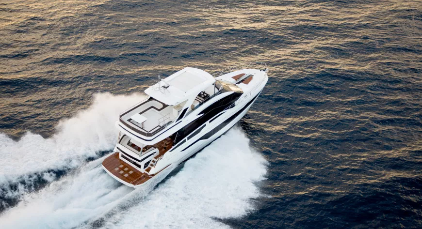Galeon 640 Fly: к хардтопу, защищающему центральную часть флайбриджа, можно  добавить выдвижной тент - фото