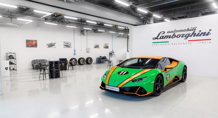 Яркая «ливрея» 
Huracán EVO GT 
Celebration (зеленый 
Verde Egeria и оранжевый Arancio 
Aten) посвящена 
знаковым победам 
Lamborghini - фото