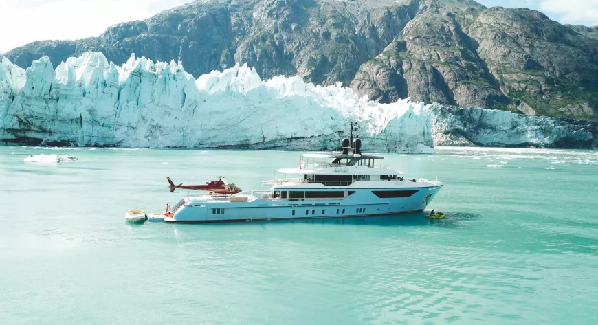 Ocean dreamwalker III на Аляске. Вертолет на борту позволяет устраивать вылазки далеко на сушу   - фото