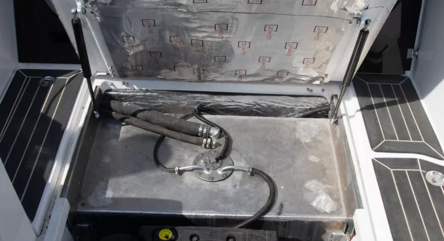 Крышка моторного отсека
поднимается на газовых
амортизаторах вместе
с кормовым рундуком и столом
 - фото