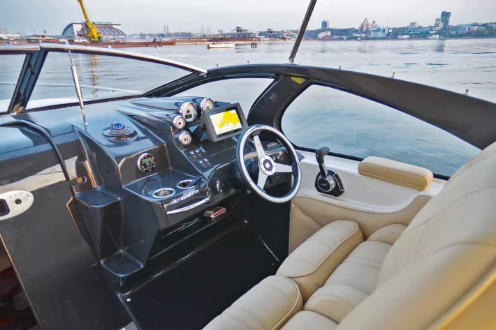 Дизайн поста управления напоминает о стильных гоночных автомобилях - фото