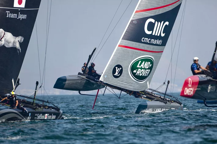 В отборочных соревнованиях Louis Vuitton Cup команды гоняются на катамаранах AC45 - фото