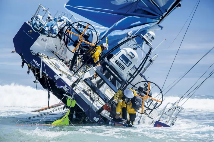 Яхта Team Vestas Wind после посадки на мель. Вряд ли в аварии следует винить масштаб выбранной карты...  - фото