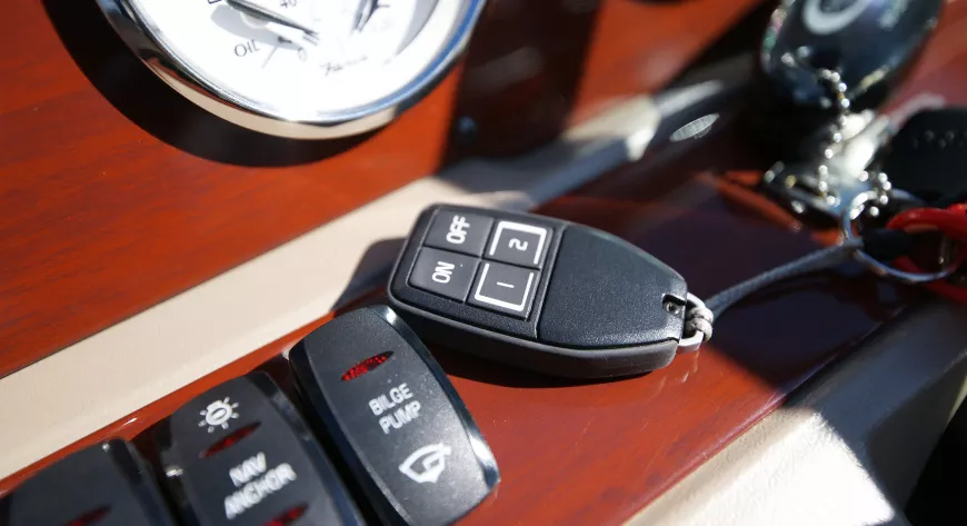 С одного программируемого брелока от Volvo Penta можно управлять всей системой Battery Management: запускать вентиляцию бензиновых двигателей, включать ходовые огни и.т.д. - фото