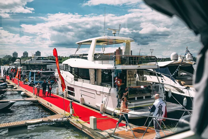 Российская премьера моторной яхты Beneteau Grand Trawler 62 - фото