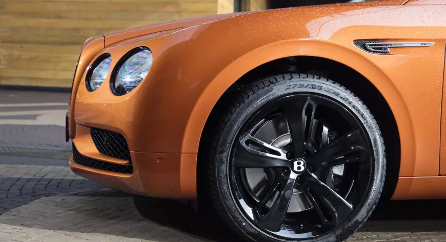 Для новой модели 
Flying Spur W12 S 
предлагаются 
7-спицевые колесные 
диски 21