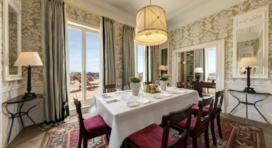 Обеденный зал в Suite de la Ville - фото