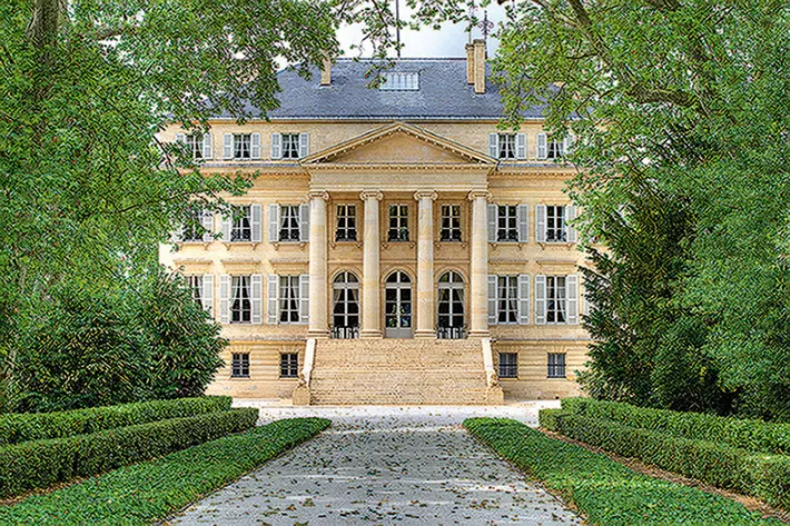 Château Margaux: главный фасад, выходящий на центральную аллею - фото