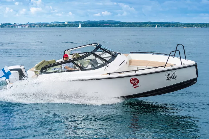 Спортивный и даже агрессивный силуэт XO 250 Open типичен для всех моделей XO Boats - фото