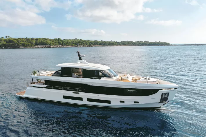 Grande 30M — одна из двух новинок итальянской верфи Azimut  - фото
