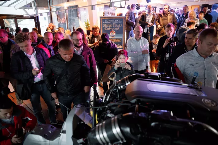 Презентация новой модели двигателя Volvo Penta V8-300 вызвала неожиданно большой интерес публики - фото