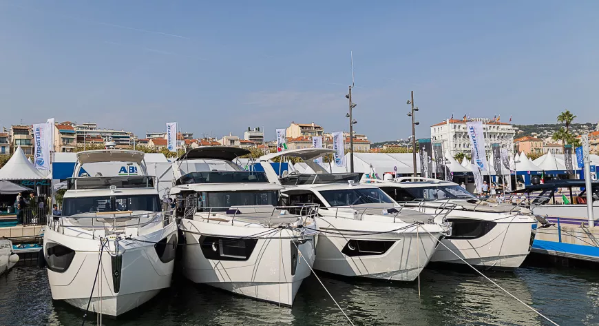 Экспозиция выставочного 
флота Absolute Yachts 
у причала Vieux Port в Каннах - фото