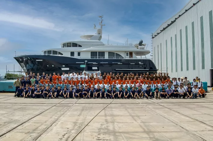 Команда верфи Kingship Marine на фоне яхты, подготовленной к спуску на воду - фото