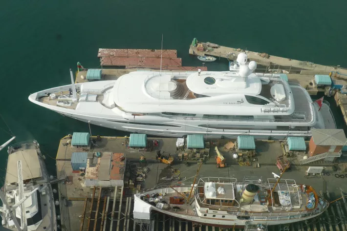 Суперяхты Amels Sea Rhapsody
и Blue Bird на межсезонном
обслуживании и рефите
в Барселоне - фото