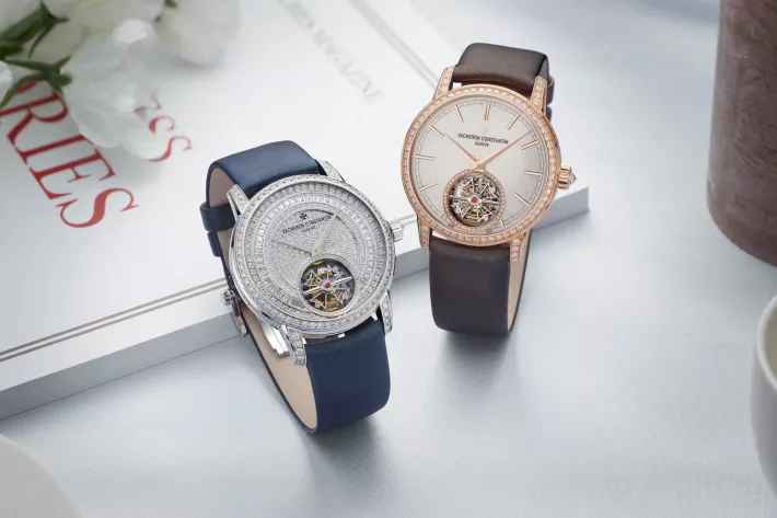 Женские Traditionnelle Tourbillon имеют корпуса диаметром 39 мм из розового или белого золота. Ювелирная версия украшена 559 бриллиантами общим весом более 6,5 карата - фото