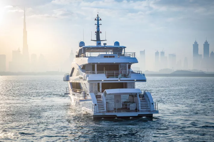 Majesty 140. Длина 43,10 м, ширина 8,30 м, осадка 2,20 м, водоизмещение 280 т, мощность 2 × 2600 л. с., макс. скорость 18 узлов, пассажиры 12 чел. - фото