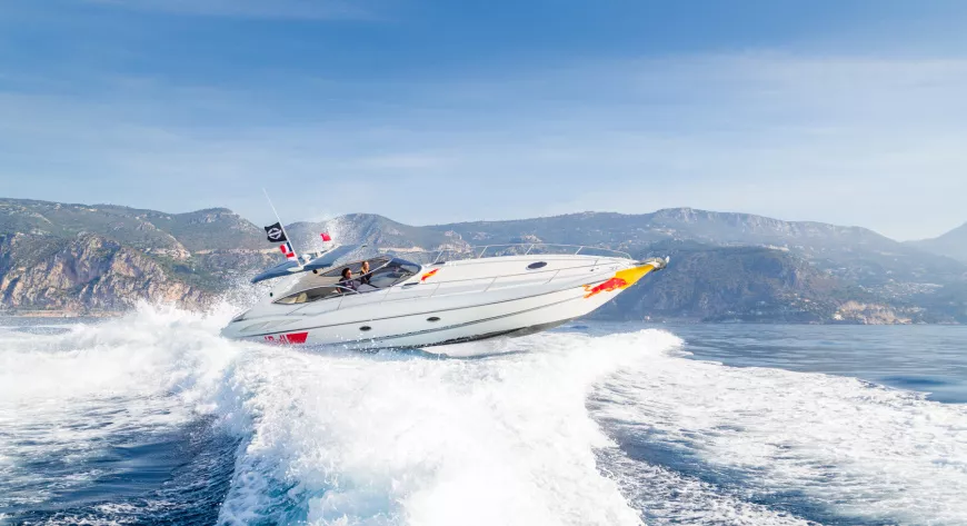 Легендарные 
Sunseeker Superhawk 
развивают скорость 
до 50 узлов - фото