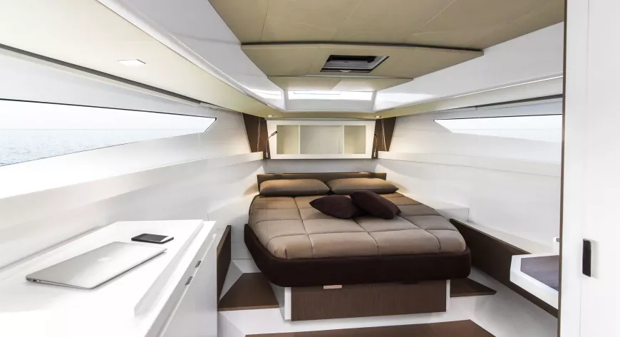 Носовая каюта Fiart 43 Seawalker впечатляет своим объемом - фото